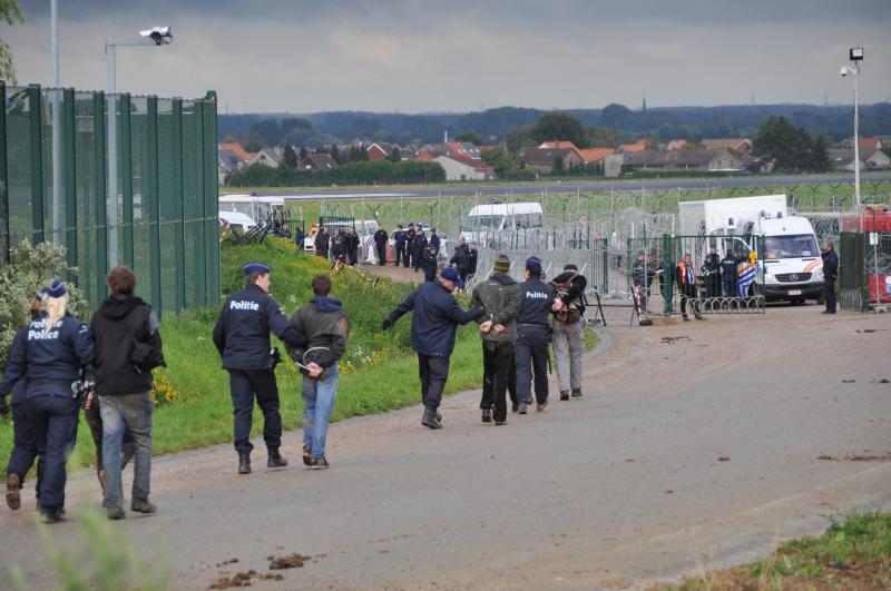 Demonstrant_innen werden abgeführt