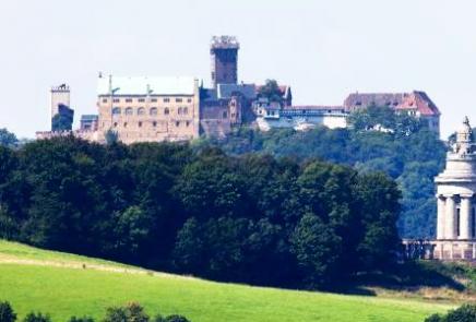 Seit der Wiedervereinigung treffen sich die Burschen jedes Jahr auf der Wartburg im thüringischen Eisenach. Nicht ohne Grund: Hier fand im Jahr 1817 das Wartburgfest statt. (...) 500 Studenten kamen, tranken, feierten und verbrannten Bücher.