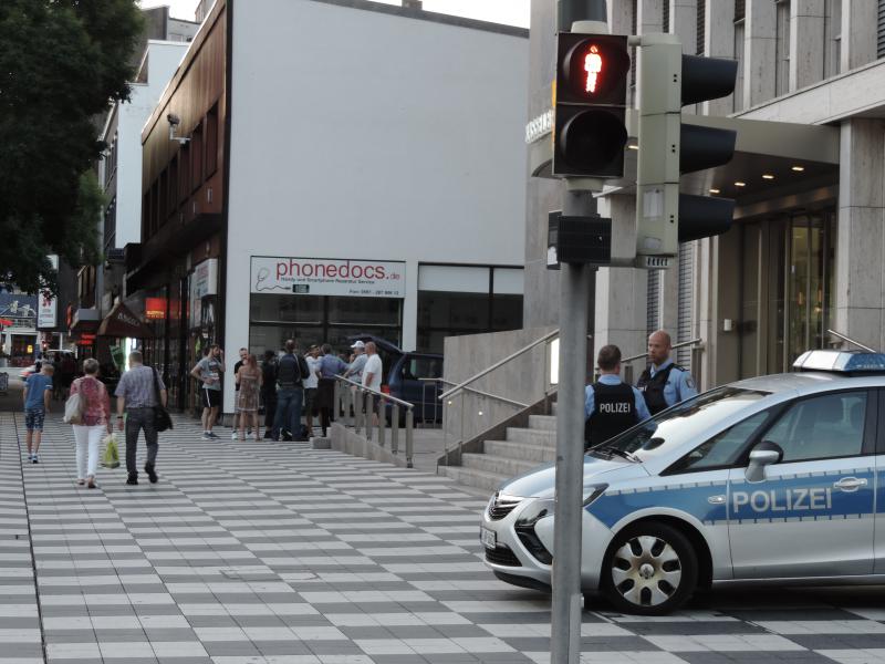 Kagida (mitte) am 31.08.15 auf dem Scheidemann-Platz