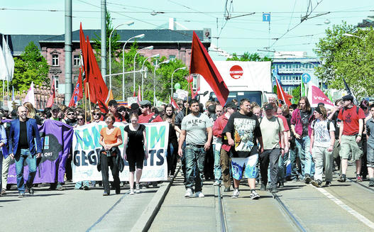 Deutlich in der Überzahl waren in Mannheim die Gegendemonstranten, die gegen den rechtsextreme Aufmarsch in ihrer Stadt auf die Straßen zogen und Flagge zeigten.