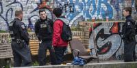 Polizei bei einer Kontrolle im Görlitzer Park in Berlin-Kreuzberg.  Bild: dpa