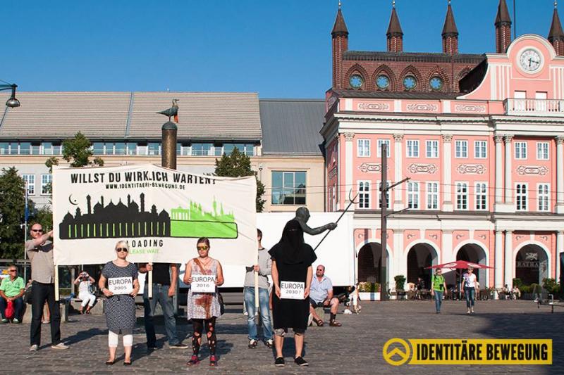 2: Eike Liefke, vorne, Mitte, bei Aktion am Neuen Markt, Rostock