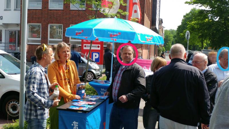 Schubser (pink) am AfD-Stand in Dehnhaide mit Ludwig Flocken (blau).