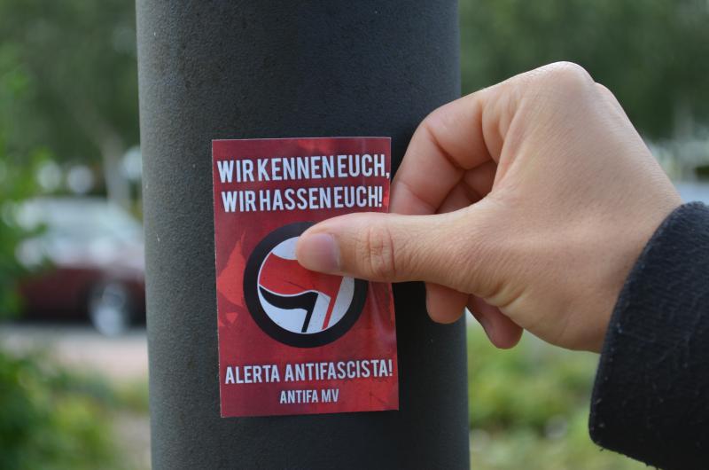 Sticker am Rande der Demo