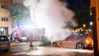 Die Berliner Feuerwehr löscht einen brennenden Z4 in der Glaßbrennerstraße in Prenzlauer Berg. (Foto: Spreepicture)