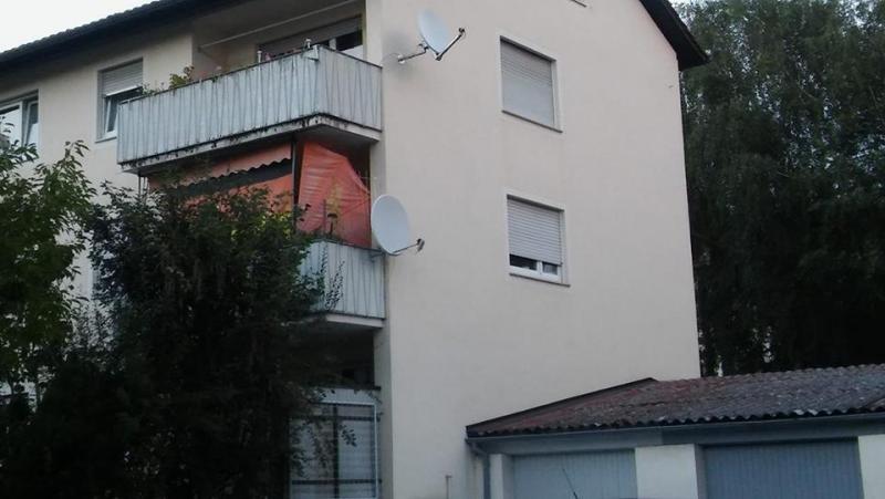 Balkon im 1. OG mit Deutschlandflagge, Rückseite des Gebäudes