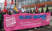 Front­ban­ner „Dres­den Na­zi­frei“ am Be­ginn der Demo