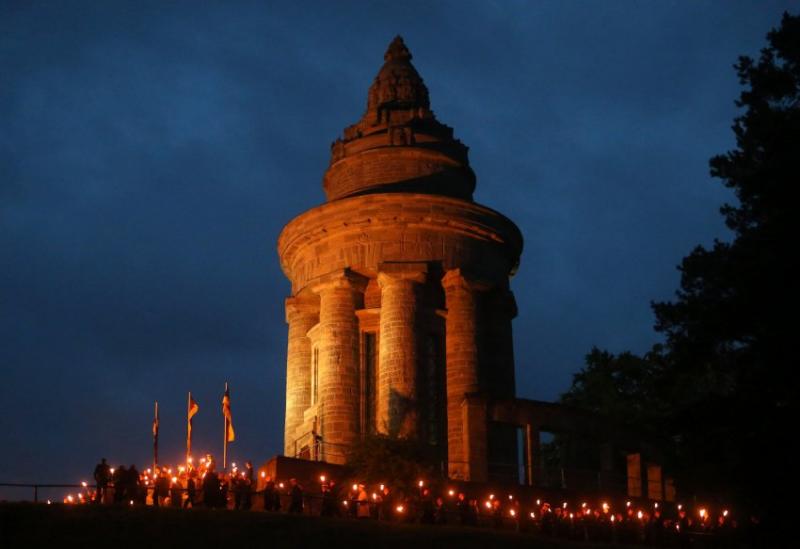 Burschenschafterdenkmal: Später singen sie alle drei Strophen des Deutschlandliedes.