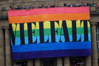 19. banner-drop am opernhaus