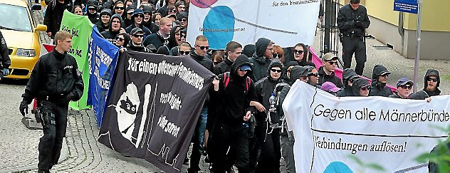 Etwa 200 Gegner des Burschentages werden auf ihrem Protestzug durch die Innenstadtstadt von einem Großaufgebot an Polizeikräften begleitet. 