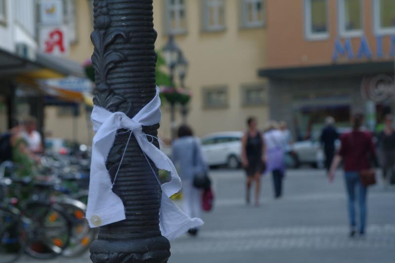 Weiße Schleifen als symbolisches Zeichen für die Todesopfer der Europäischen Asylpolitik