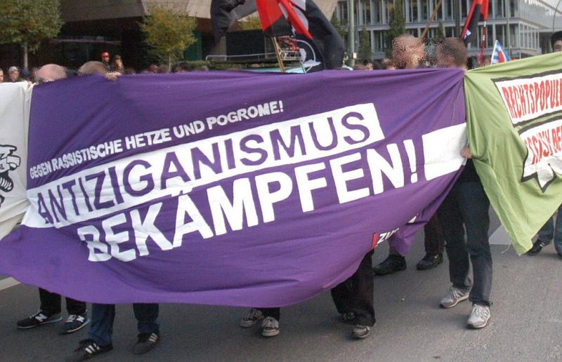 Von hier geklaut: http://zusammenhandeln.blogsport.eu/files/2012/06/antiziganismus1.jpg