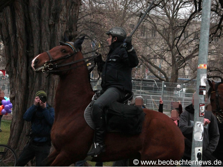 Polizeieinsatz mit Schlagstock und Pferd gegen Antifaschist_innen