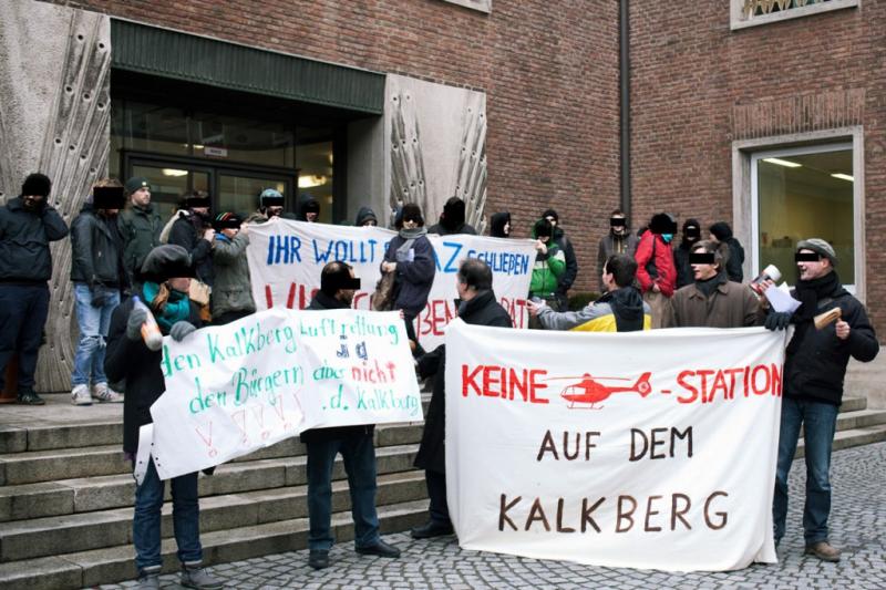 vor dem rathaus mit der KalkBerg initiative