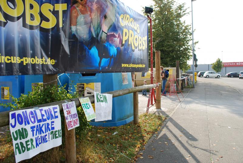 Die Forderung ,,Jongleure und Fakire - aber keine Tiere'' vor Zirkus Probst