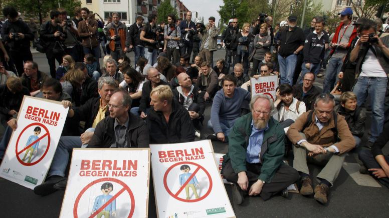 Mit der Sitzblockade wurde die Demonstration der Neonazis für rund eine Viertelstunde aufgehalten. (Foto: REUTERS)