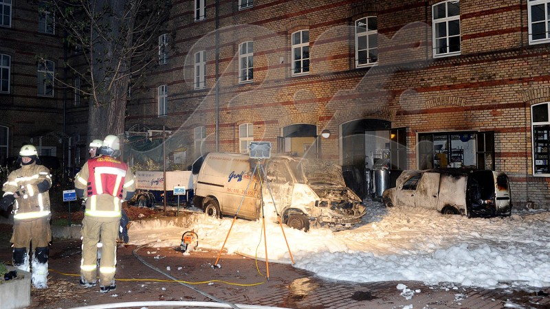 Spuren des massiven Löscheinsatzes. Auf die Werkstatt griffen die Flammen nicht über