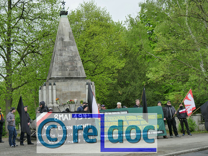 Nachdem Nazigegner ihre Kundgebung beendet hatten bauten sich die Nazis der NPD vorm Mahnmal in Berlin Buch auf.