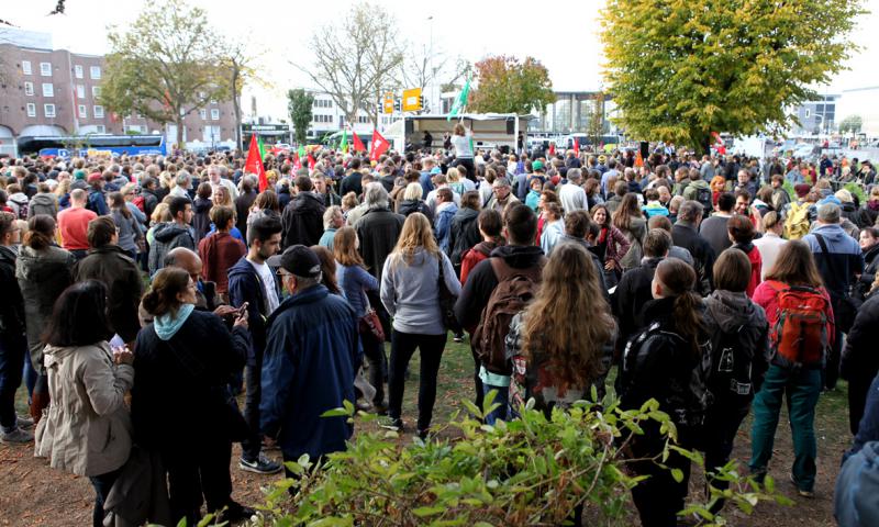 Immer mehr Menschen strömten auf die Anti-Nazi-Kundgebung.