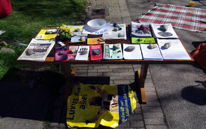 Infostand vor dem besetzten Haus