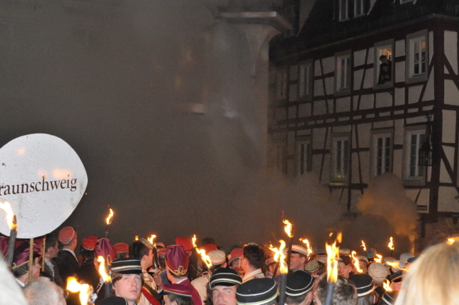 Rauchbomben werden auf dem Marktplatz gezündet