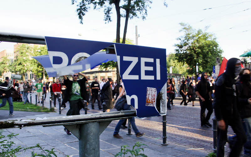 Beschädigung gab’s nicht nur an diesem Schild: nach der Demo ging noch mehr zu Bruch.