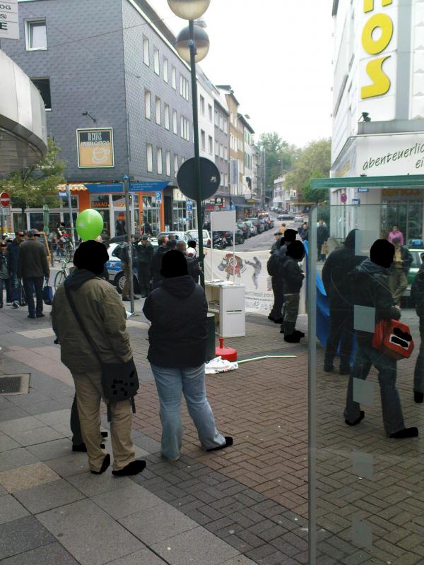 NPD-Stand und noch mehr Antifas