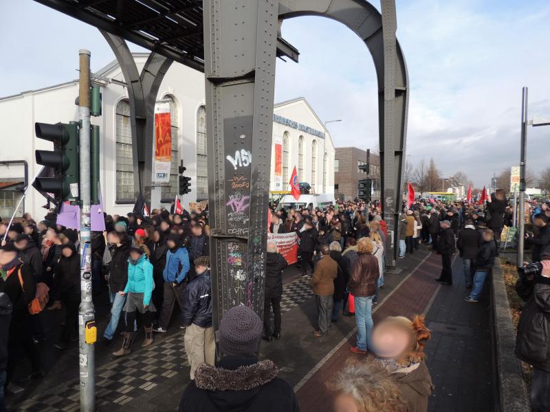 Demonstrationszug in Richtung Kreisverkehr