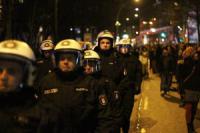 Lassen sich manchmal ungerne fotografieren: Polizisten im Hamburger Gefahrengebiet im Januar 2014. Bild: Benjamin Laufer