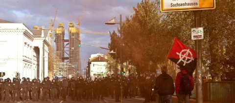 Die M31-Demo trifft in der Schönen Aussicht auf Polizeiaufgebot. Foto: Michael Schick