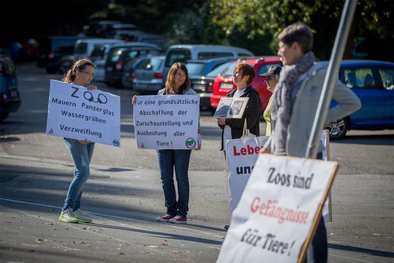 Mahnwache vor dem Neunkircher Zoo.