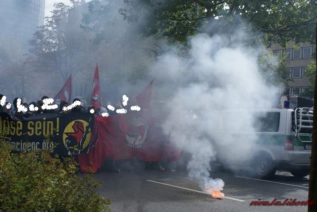 Antimilitaristsicher Block beim Durchbruchversuch