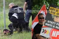 Einer der Angreifer war Alexander Kevin Pieper aus Fürstenwalde. Hier zu sehen vor dem Angriff mit der späteren Tatwaffe und während der Festnahme in Eisenhüttenstadt. (foto: pressedienst frankfurt (oder))