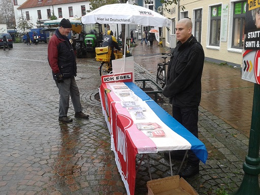 NPD-Infotisch am 02.11.2013 in Bad  Segeberg