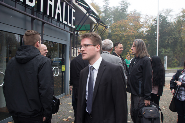 Die Delegierten der NPD Saar beim Bundesparteitag 2014 in Weinheim. Rechts hinter Peter Richter zu sehen ist Karl Krämer.