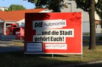 Adbusting-Aktion mit klassisch aristotelischem Bezug auf den Begriff "Autonomie"