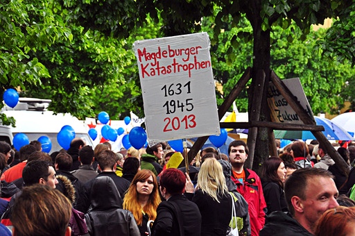 Demonstranten vergleichen die Sparpläne der Landesregierung mit anderen Katastrophen....