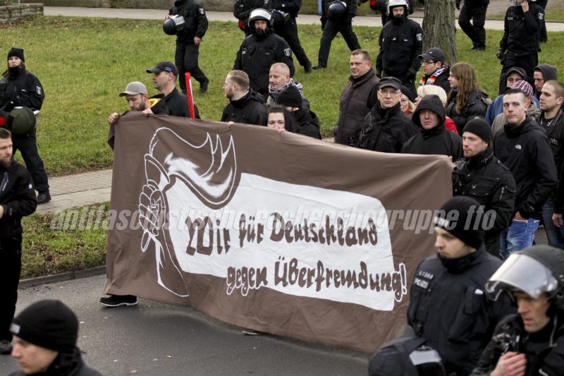 Hinter "Ein Licht für Deutschland gegen Überfremdung" versammeln sich auf Frankfurter Neonazis. Im Bild rechts (mit Tunnel) Andi Köpke, daneben Sven Lemke (mit Kapuze) von der Kameradschaft "Kommando Werwolf". (Foto: pressedienst frankfurt (oder))