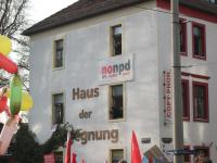 „Haus der Be­geg­nung“ am Ende der De­mons­tra­ti­on