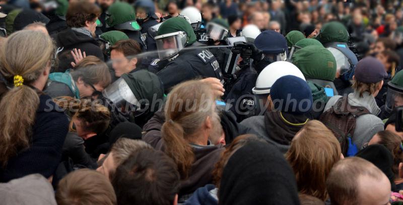 Polizei setzt AfD-Demo durch