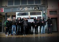 Pooserfoto der Nazis vor der "Hirsch Q" am 09.03.2013