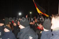 David Gudra (graue Mütze) und die Berliner JN, rechts: Neonazi (roter Kragen) mit Megaphon