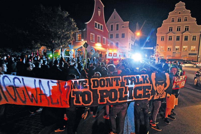 Gegen tatsächliche und vermeintliche Willkür durch die Polizei haben am Samstagabend rund 100 Menschen in der Innenstadt demonstriert. Sie wurden von einem massiven Aufgebot an Beamten begleitet. - Foto: Hauser