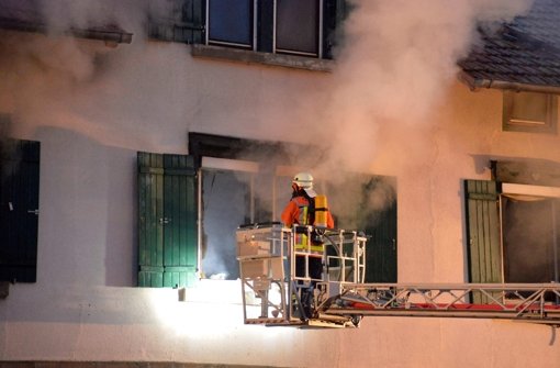 Weil es massiv einsturzgefährdet ist, wird noch am späten Nachmittag mit den Abrissarbeiten begonnen.