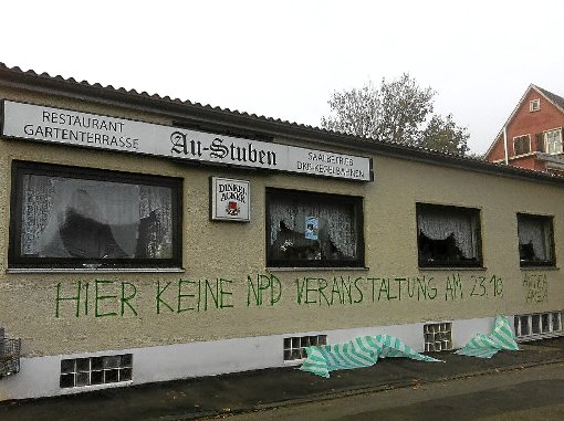 Böse Überraschung am Sonntagmorgen: Mit grüner Farbe haben Unbekannte ihre politische Meinung kundgetan und zur Bekräftigung zwei Scheiben eingeworfen. Foto: Ungureanu