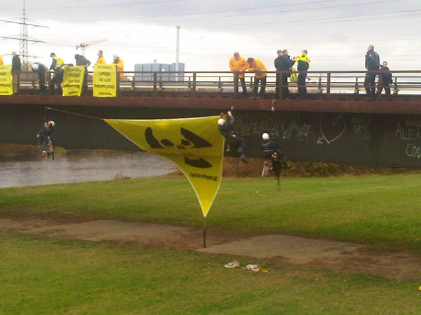 Kletterer blockieren Castor an der Kinzig-Brücke (bei Kehl)