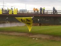 Kletterer blockieren Castor an der Kinzig-Brücke (bei Kehl)