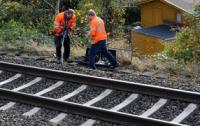 Servicetechniker der Deutschen Bahn arbeiten nach dem Brandanschlag an dem verschmorten Kabelschacht in Bremen.