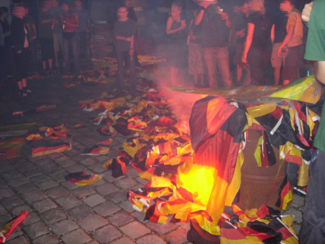 linke verbrennen deutschland fahne wm