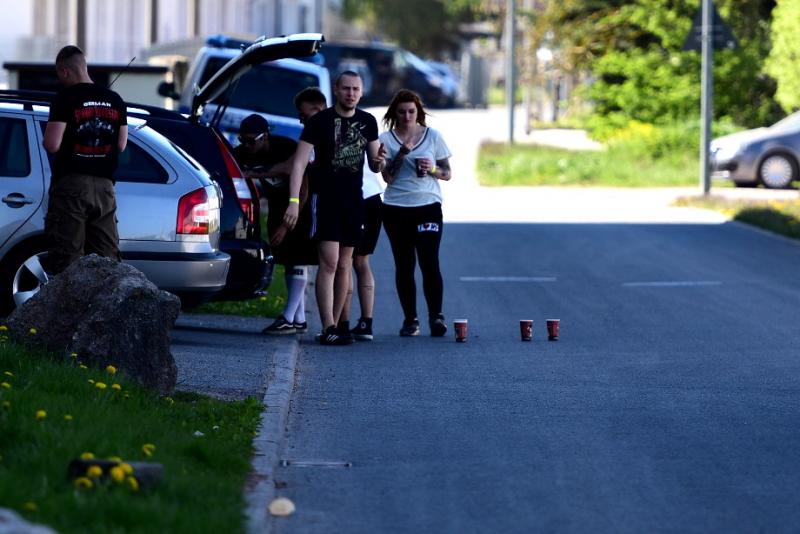 Das "Rechte Plenum" beim "Rock für Identität" in Hildburghausen. Vorn Patrick Kruse und Sandra Wetzel. Bildquelle: http://recherche-nord.com/gallery/img/gallery/2016.05.07/038.jpg